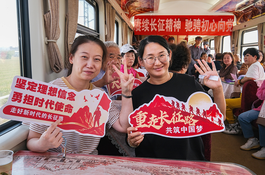 10月15日,活动中旅客互动拍照留念。杨宝森摄