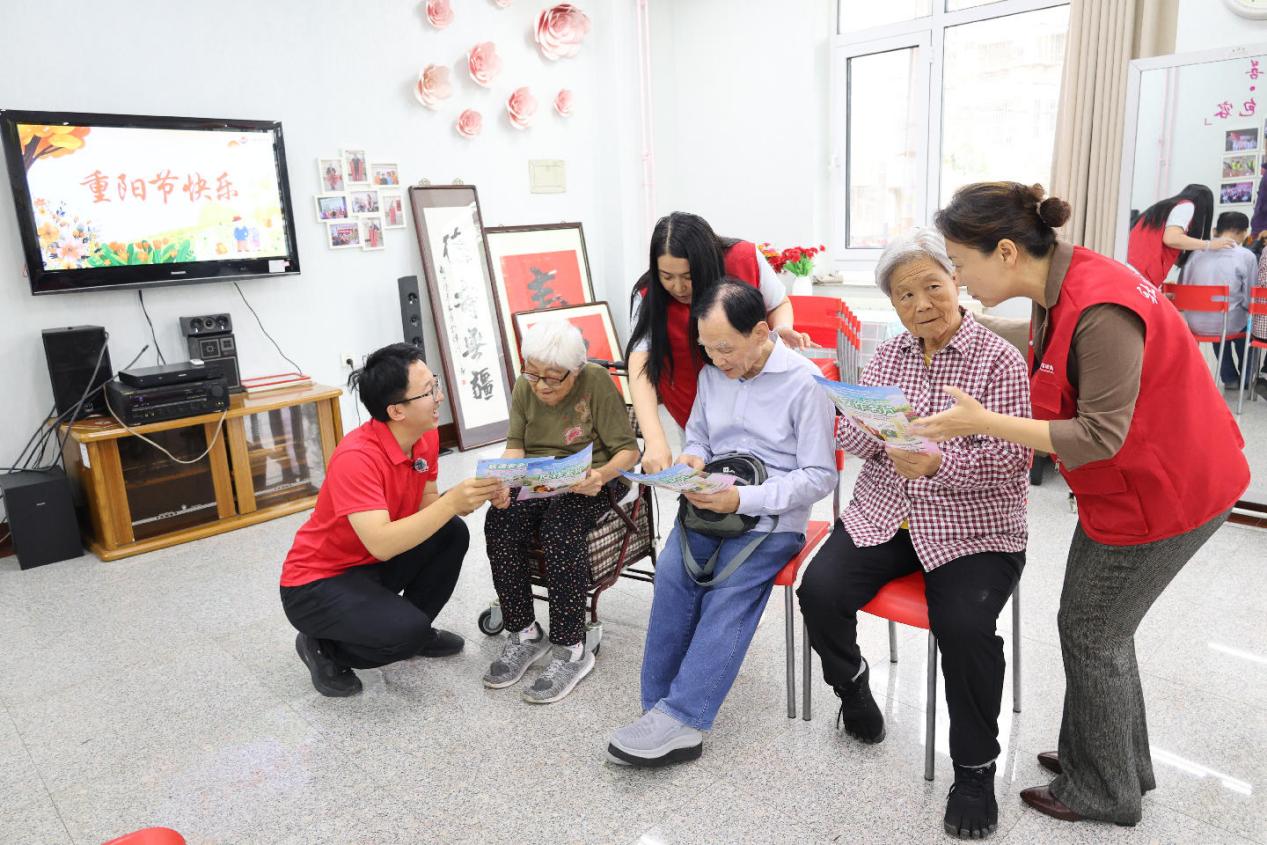 中国联通志愿者走进天津市养老院开展助老服务。天津联通供图