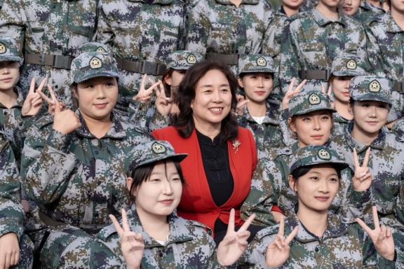 贾秀芳与军训新生合影。天津滨海汽车工程职业学院供图