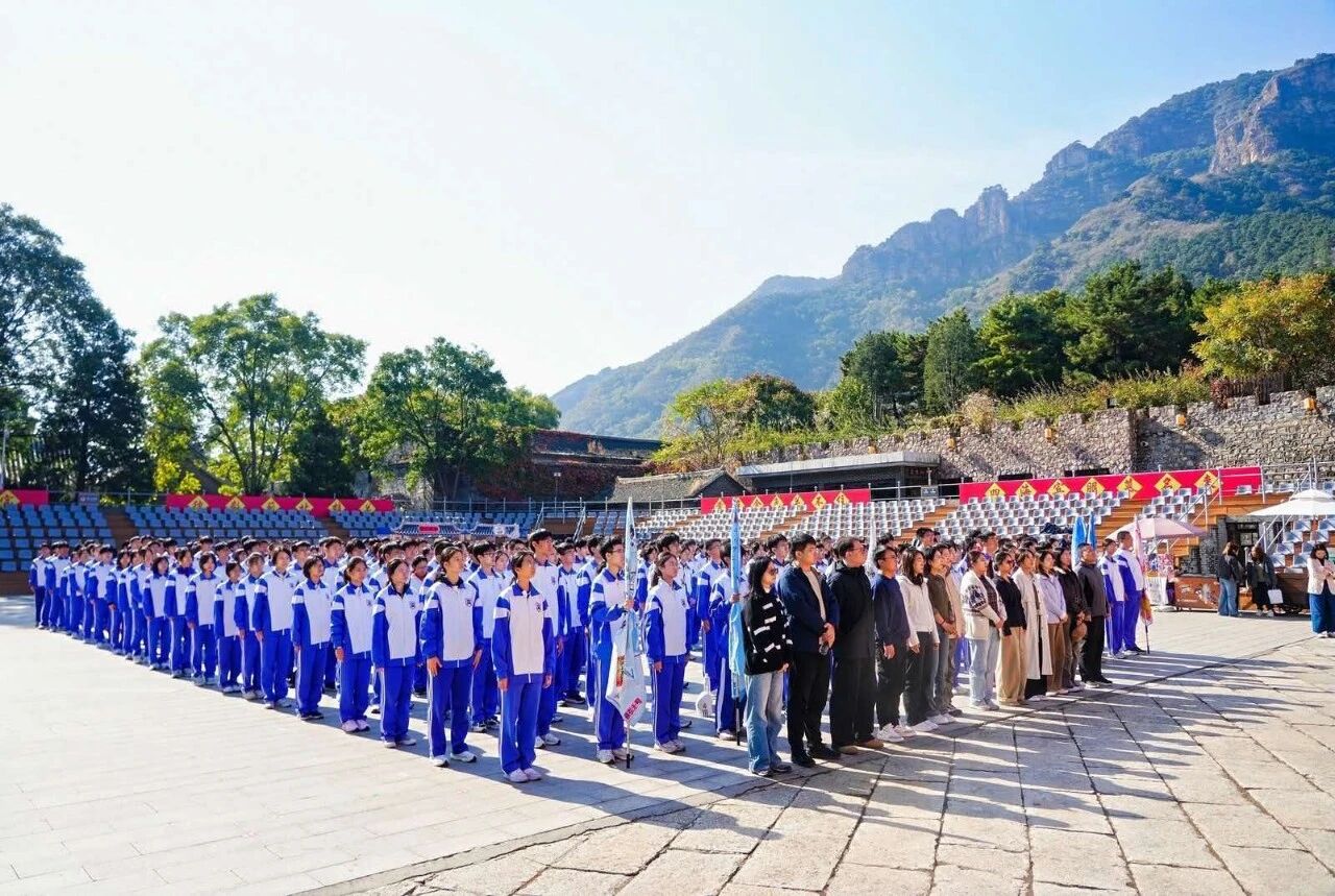 天津市第二新华中学师生在黄崖关长城开展红色研学实践活动。天津市第二新华中学供图