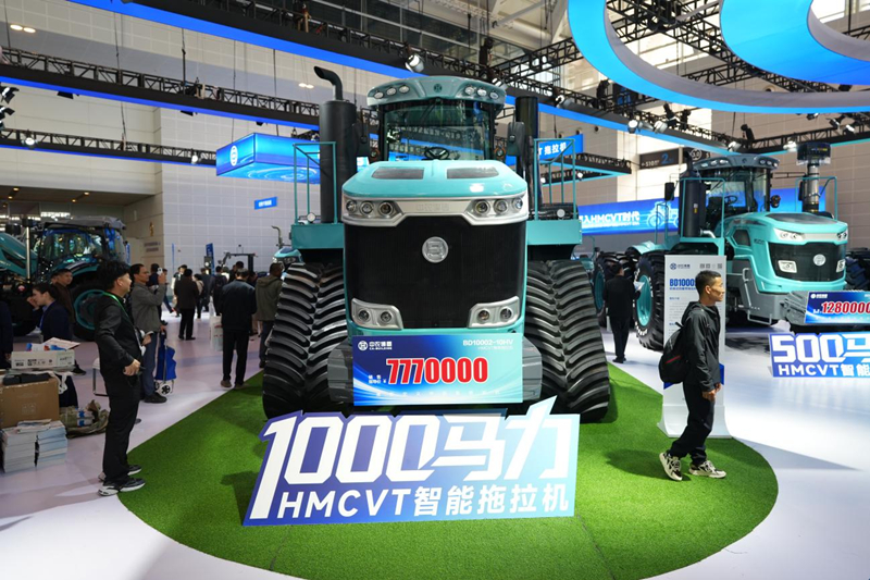 在2026中国国际农业机械展览会上精彩亮相的全球首款千马力级HMCVT（液压机械无级变速器）拖拉机BD10002-10HV。中农博鼎供图