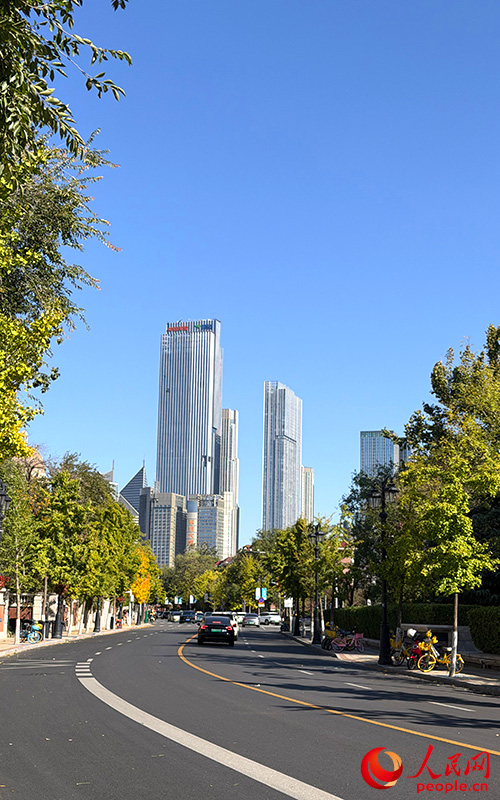 图为2026年10月27日天津马场道碧空如洗。人民网 马可欣摄