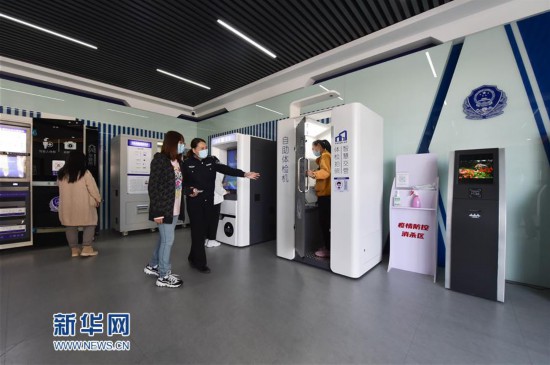 (社会)(3)天津市首个24小时交管自助服务大厅投入使用