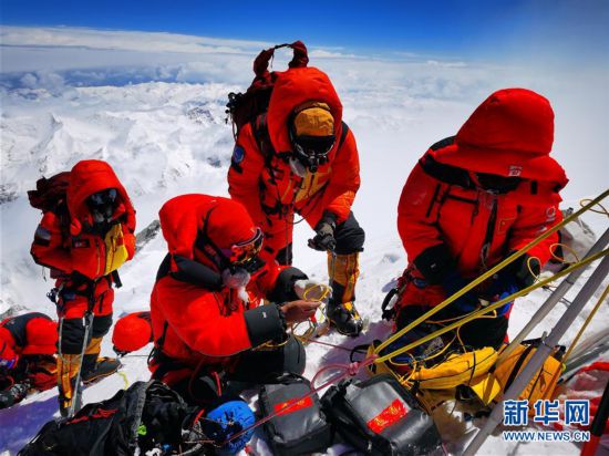 (新华全媒头条·图文互动)(2)往更高处长、往长春北京方向移动——来自海拔8848.86米的报告
