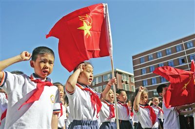 昨日,天津市岳阳道小学举行"传承百年红色基因,争做新时代好队员"一