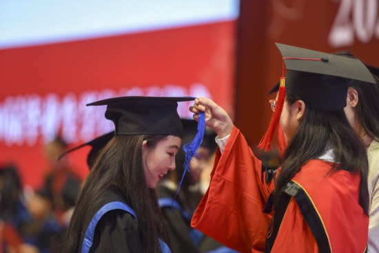 7月4日，在中國人民大學世紀館，2020屆畢業生參加學位授予儀式。新華社發（胡智軒 攝）