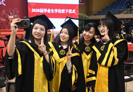 7月4日，在中國人民大學世紀館，2020屆畢業生在學位授予儀式前合影。新華社記者 任超 攝