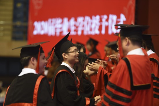 7月4日，在中國人民大學世紀館，2020屆畢業生參加學位授予儀式。新華社發（胡智軒 攝）