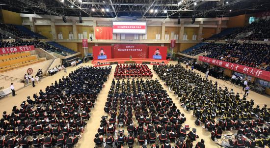 7月4日在中國人民大學世紀館拍攝的2020屆畢業生學位授予儀式現場。新華社記者 任超 攝