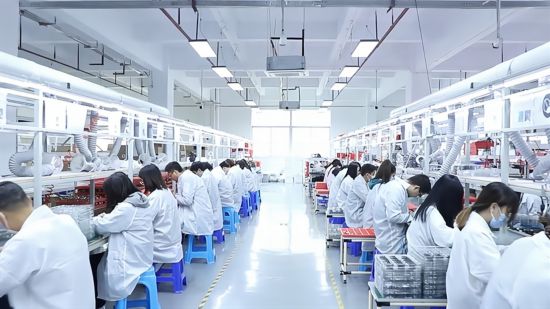 深圳聚集了大量的眼鏡行業技術工人。深圳市眼鏡行業協會供圖