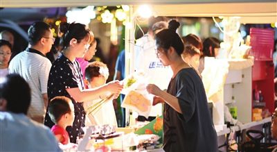 天氣炎熱，多個夜市紛紛登場，逛夜市成為人們消夏休閑的日常“打卡”項目。（記者齊向穎 攝）