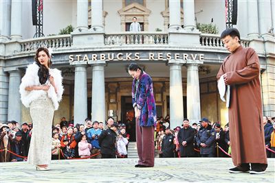 日前，天津人民艺术剧院在和平区金街大铜钱广场举办沉浸版《日出》现场表演。