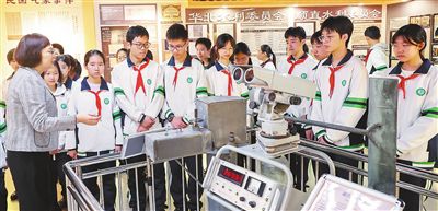 濱湖中學學生在天津氣象史館參觀。記者 吳迪 攝